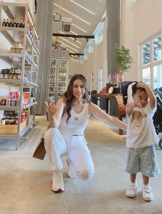 Kali ini, Momo kompak tampil serba putih dengan sang buah hati. Sama-sama kece abis! [Foto: IG/therealmomogeisha].