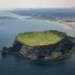 Pemandangan udara Seongsan Ilchulbong, atau 'Puncak Matahari Terbit', formasi batuan vulkanik di pulau Jeju, Korea Selatan (10/5/2019). Pulau Jeju adalah pulau terbesar di Korea dan terletak di sebelah selatan Semenanjung Korea. (AFP Photo/Ed Jones)