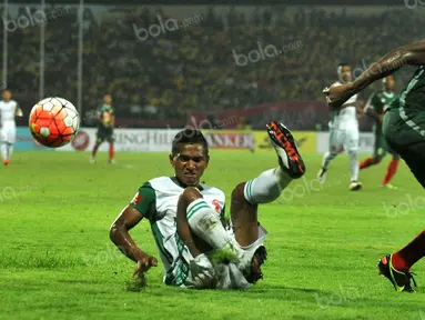 Pemain PS TNI, Abduh Lestaluhu (kiri), berebut bola dengan pemain Bhayangkara Surabaya United, Shane Andre Malcolm, dalam laga Torabika Soccer Championship 2016 di Stadion Gelora Delta, Sidoarjo, Minggu (8/5/2016). (Bola.com/Fahrizal Arnas)