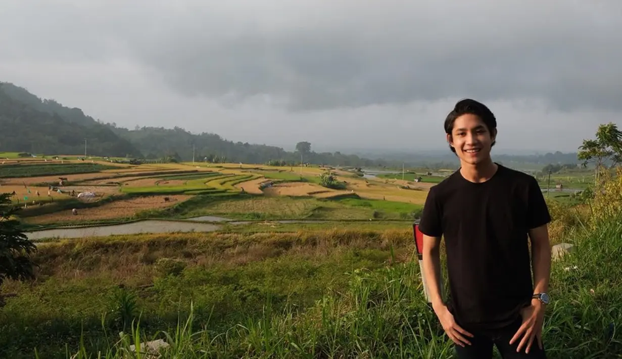 Bahkan seleb tampan berusia 20 tahun ini sangat menyukai pemandangan hamparan sawah. Hamparan sawah didapatkan Teuku Rassya saat berlibur ke Sumatra Barat. Dengan bergaya simpel dan casual, Rassya mampu terlihat sangat memukau.(Liputan6.com/IG/@teukurassya)