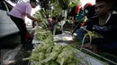 Pembeli memilih kulit ketupat yang dijajakan di sekitar Pakualaman,Yogyakarta, menjelang Hari Raya Idul Fitri 1437 Hijriah, Senin (4/7). H-2 menjelang Lebaran, pedagang musiman yang menjual kulit ketupat mulai bermunculan. (Liputan6.com/Boy Harjanto)