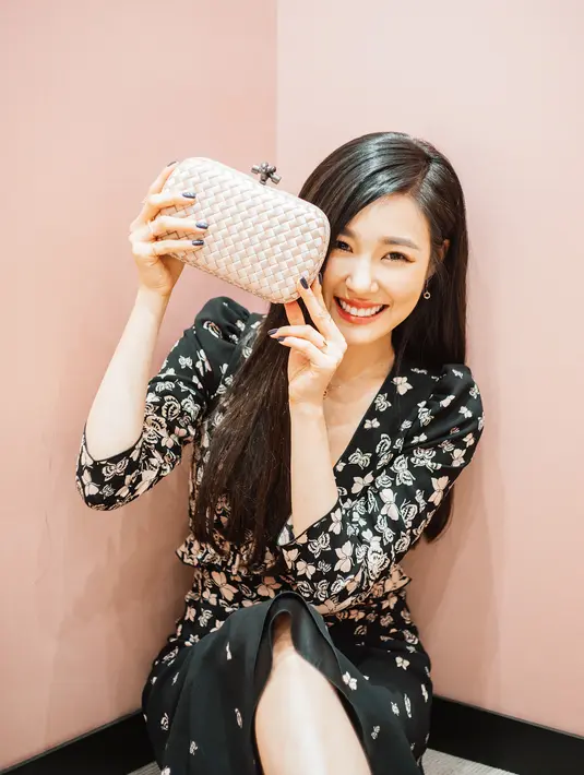 Sedangkan Over My Skin sangat cocok dengan kehidupan Tiffany yang kini lebih dewasa. Lagu ini menceritakan bagaimana Tiffany merasa dengan feminitas. (Foto: instagram.com/tiffanyyoungofficial)
