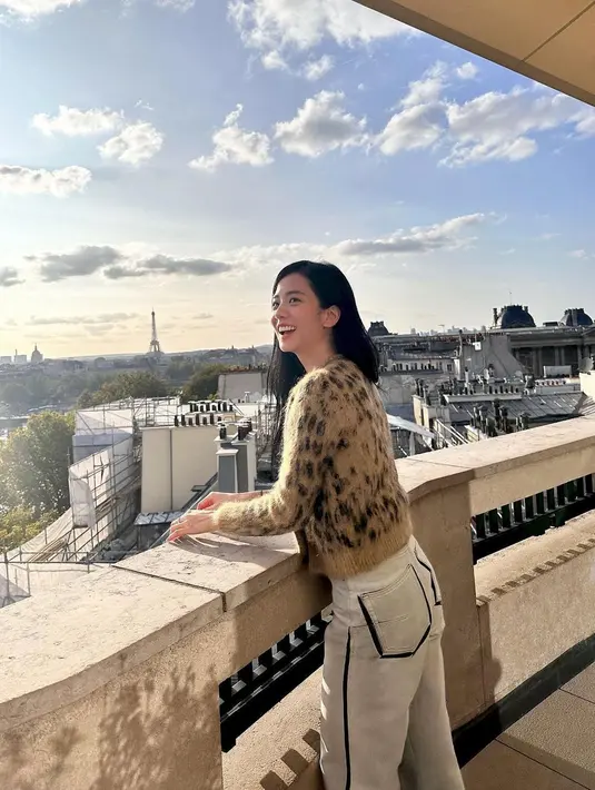 Dari senyumannya, sepertinya suasana hati Jisoo begitu cerah, secerah langit biru yang membentang. (Foto: Instagram/ sooyaaa__)