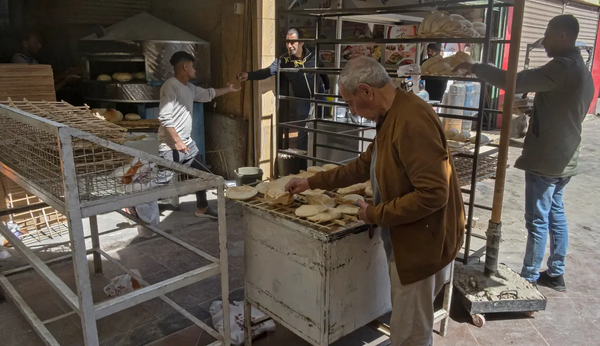 Aktivitas toko roti di sebuah pasar di Kairo, Mesir pada 17 Maret 2022. Melonjaknya harga roti yang dipicu oleh invasi Rusia ke Ukraina telah menggigit daya beli konsumen di Mesir, importir gandum terkemuka dari negara-negara bekas Soviet. (Khaled DESOUKI / AFP)