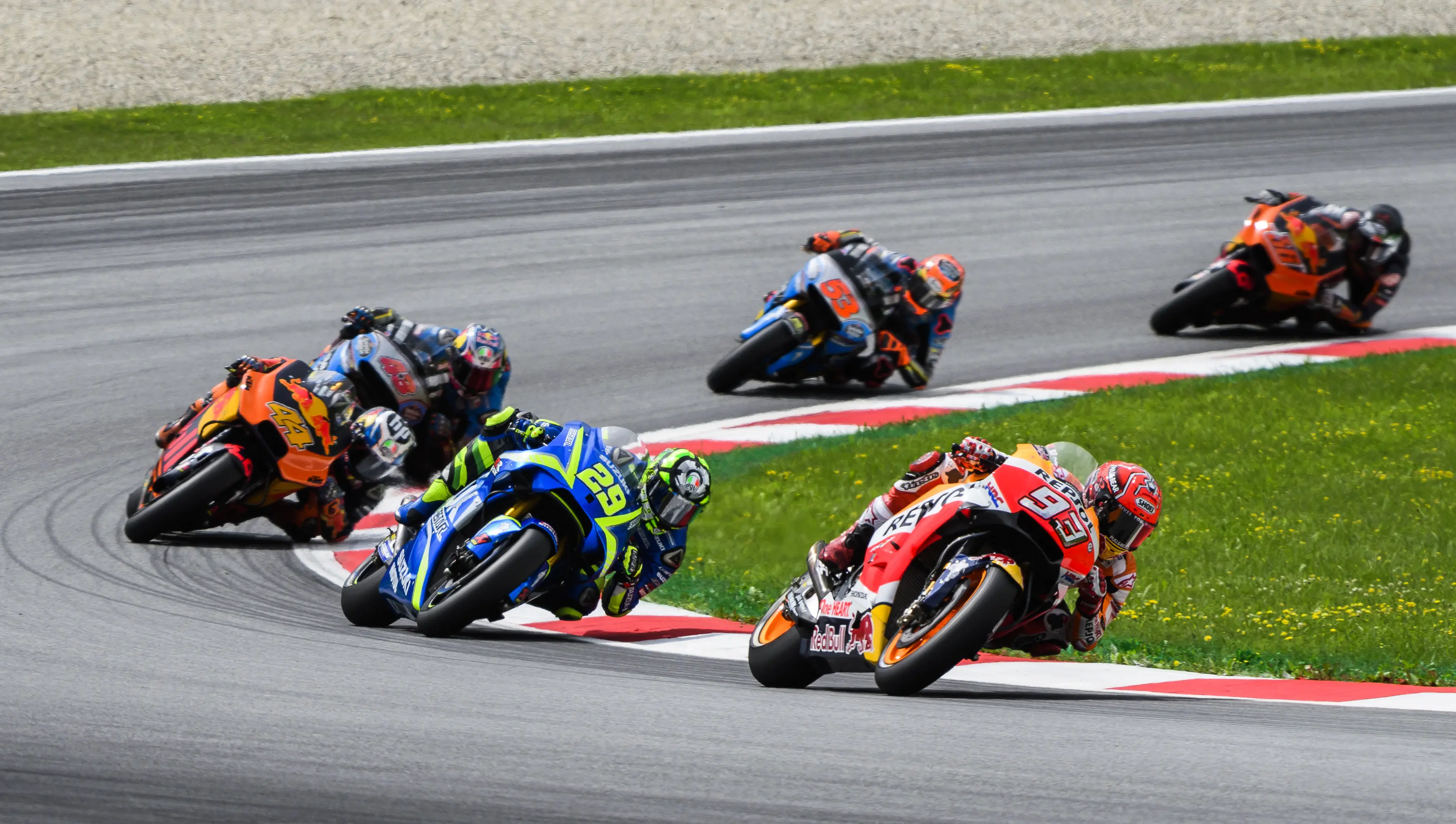 Pertarungan sengit yang dihadapi pembalap Repsol Honda, Marc Marquez pada latihan bebas keempat (FP4) MotoGP Austria 2017. (Jure Makovec / AFP )