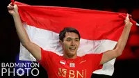 Jojo sapaan akrab Jonatan Christie tak mau kalah dengan rekan yang lain dalam mengekspresikan kemenangannya untuk Indonesia. Bendera merah putih yang dibawa oleh ofisial tim langsung ia ambil dan bentangkan kearah penonton. (Badminton Photo/Yves Lacroix)