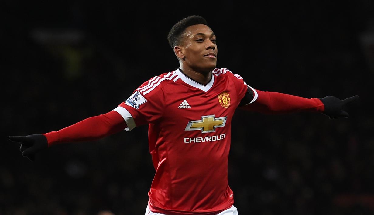 Selebrasi Anthony Martial setelah mencetak gol kedua Manchester United ke gawang Stoke City dalam lanjutan Liga Inggris di Stadion Old Trafford, Manchester, Rabu (3/2/2016) dini hari WIB. (AFP/Paul Ellis)