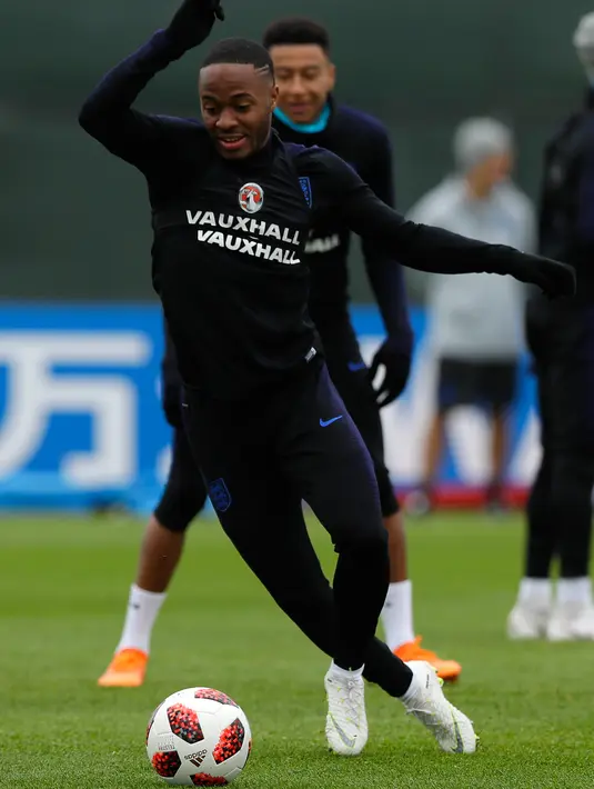Penyerang Inggris, Raheem Sterling menggiring bola saat mengikuti latihan di Spartak Zelenogorsk, St. Petersburg, Rusia,(2/7). Inggris akan berhadapan dengan Kolombia pada babak 16 besar Piala Dunia 2018. (AP Photo / Alastair Grant)