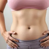 7 Tips Bikin Perut Rata, Mulai dari Pilihan Olahraga hingga Makanan yang Perlu Dibatasi. Foto: AI by fotor.com.