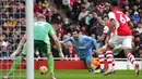 Pemain Arsenal Granit Xhaka (tengah kanan) berebut bola dengan pemain Manchester City Bernardo Silva yang berbuah penalti pada pertandingan sepak bola Liga Inggris di Stadion Emirates, London, Inggris, 1 Januari 2022. Manchester City menang 2-1. (AP Photo/Matt Dunham)