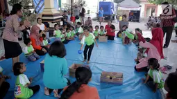 Anak-anak TK bermain bola di kamp pengungsian Gor Swace Pura, Klungkung, Bali, Kamis (28/09). Kegiatan tersebut bertujuan menghilangkan rasa trauma serta sebagai sarana bermain anak korban bencana alam. (Liputan6.com/Gempur M Surya)