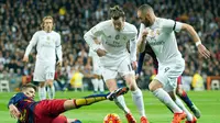 Bek Barcelona, Gerard Pique, berusaha menghadang pemain Madrid, Gareth Bale dan Karim Benzema, dalam laga La Liga Spanyol di Stadion Santiago Bernabeu, Madrid, Minggu (22/11/2015) dini hari WIB. (AFP Photo/Curto de la Torre)