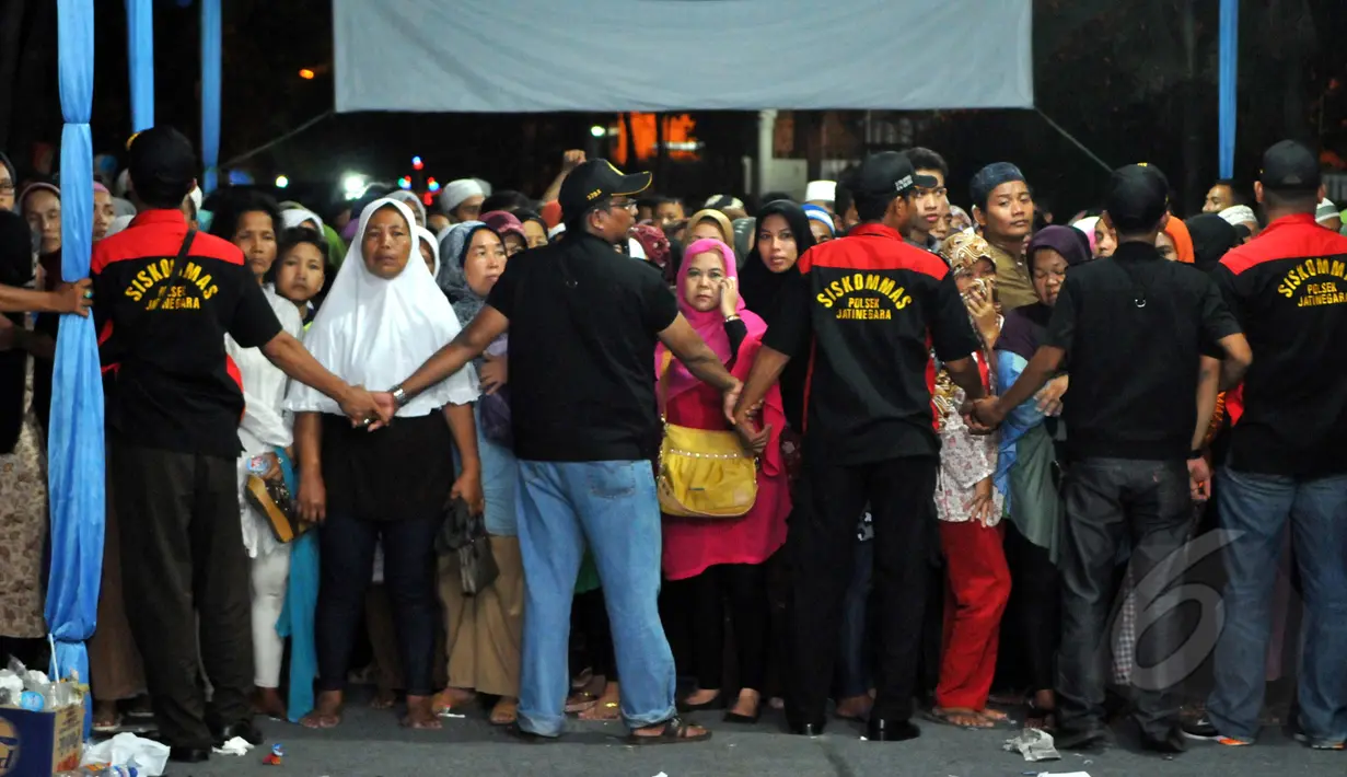 Sejumlah petugas terlihat berjaga mengamankan acara tahlilan 40 hari meninggalnya Olga Syhaputra di kediaman orang tua Olga di kawasan Duren Sawit, Jakarta, Rabu (6/5/2015). (Liputan6.com/Panji Diksana)