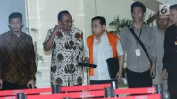 Terdakwa dugaan korupsi E-KTP, Setya Novanto (tengah) usai menjalani pemeriksaan di Gedung KPK, Jakarta, Selasa (20/2). Dia diperiksa sebagai saksi untuk tersangka Dirut PT Quadra Solution Anang Sugiana Sudihardjo. (Liputan6.com/Helmi Fithriansyah)