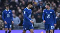 Ekspresi pemain Chelsea, Joao Felix (tengah) setelah timnya dipermalukan Tottenham Hotspur 0-2 di pekan ke-25 Premier League yang berlangsung di Tottenham Hotspur Stadium, Minggu (26/2/2023) malam WIB. (AFP/Justin Tallis)