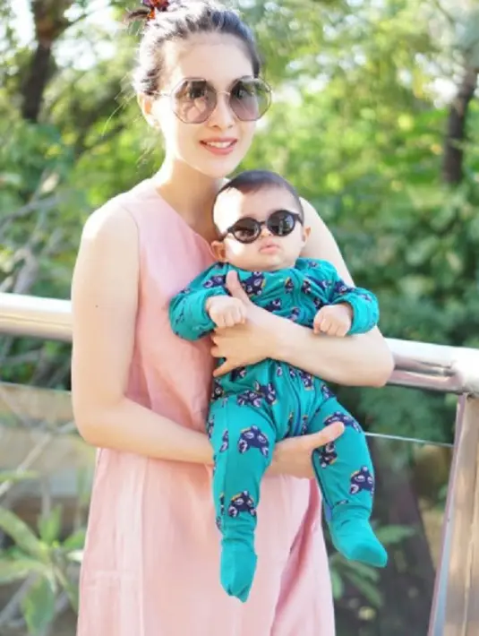 Tentu saja penampilan keren Raphael Moeis ini pun menuai pujian dari warganet. Sebagain besar dari mereka mengaku gemas dengan bayi yang lahir pada 31 Desember 2017 itu. (Foto: instagram.com/raphaelmoeis)