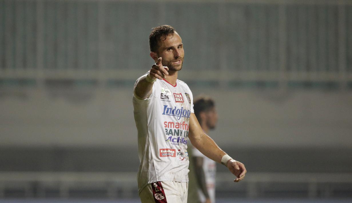 Striker Bali United, Ilija Spasojevic, berkomunikasi dengan rekan setimnya saat melawan Tira Persikabo pada laga Shopee Liga 1 di Stadion Patriot Pakansari, Bogor, Kamis (15/8). Bali menang 2-1 atas Tira Persikabo. (Bola.com/Yoppy Renato)