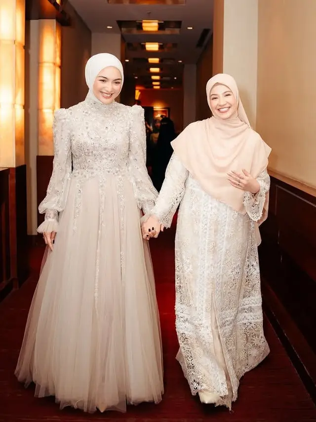 Citra Kirana dan Natasha Rizky Dibalut Dress Coklat saat Premier Film Keajaiban Air Mata Wanita