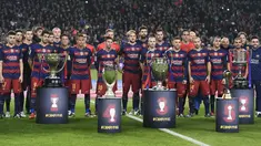 Pemain dan Official tim Barcelona berfoto bersama dengan deretan piala yang diraih pada tahun 2015 sebelum melawan Real Betis pada laga La Liga Spanyol di Stadion Cam Nou, Barcelona,Kamis (31/12/2015) dini hari WIB. (REUTERS/Stringer)  