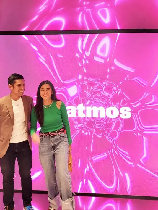 Keduanya pun tampil seperti pasangan muda, Indra dengan kaos Nike putih dipadukan jas coklat dan celana panjang. Sementara itu, Dian mengenakan atasan lengan panjang hijau model cut out dipadukan celana denim.   [@therealdisastr]