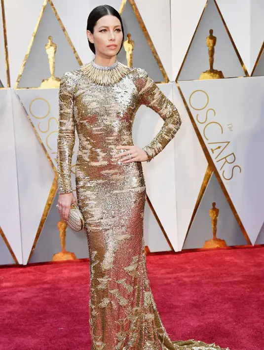 Jessica Biel, hadir di malam penghargaan Oscar 2017 hadir dengan kostum yang mewah. Konsep gold atau emas diangkat dalam tema berpakaiannya  kala itu. Biel juga memadukan dengan kalung yang juga berwarna emas, berhasil memikat saat itu. (AFP/Bintang.com)
