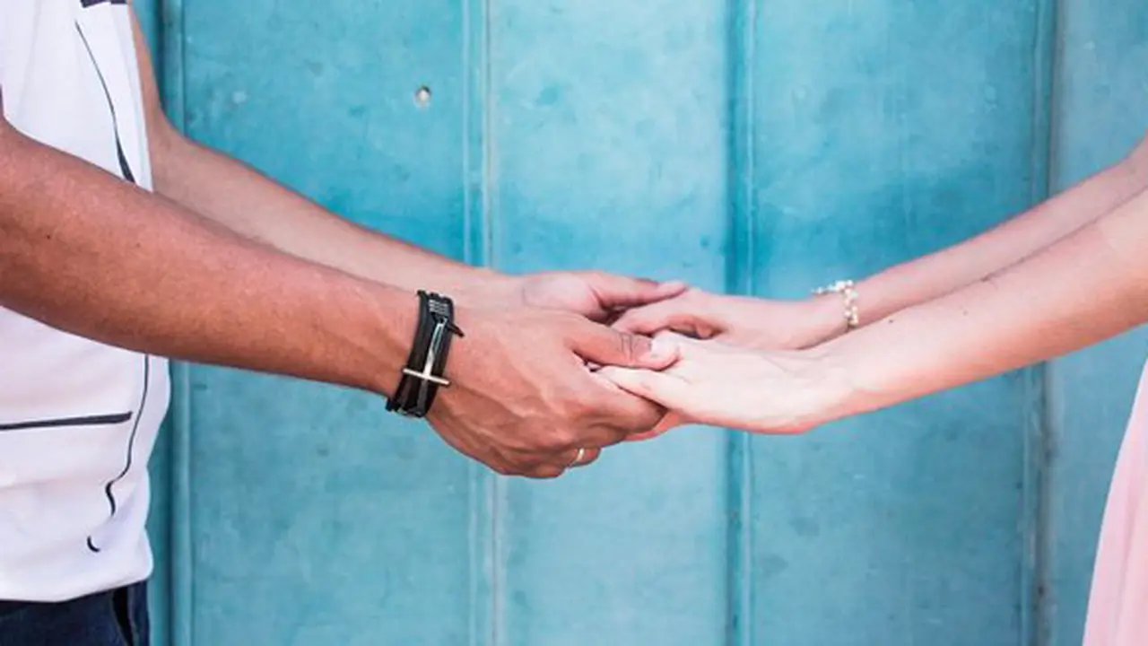 Cinta posesif/copyright Unsplash.com/Andre Revilo