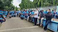 Ratusan buruh saat melakukan aksi mogok kerja di PT Tang Mas, Jalan Raya Bogor, Kecamatan Cimanggis, Kota Depok. (Foto:Liputan6/Dicky Agung Prihanto).