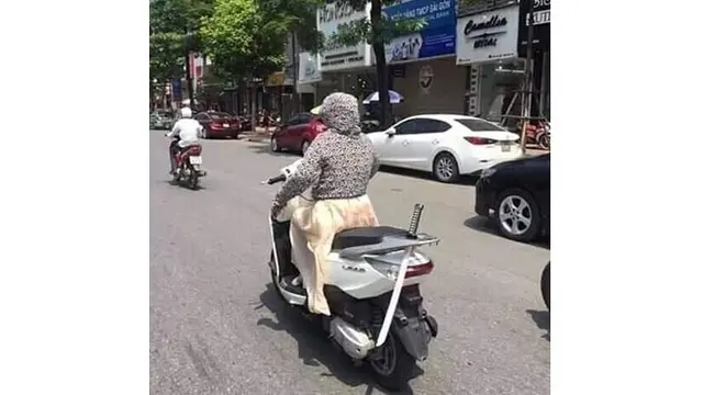 6 Potret Nyeleneh Orang Bawa Barang di Motor Ini Kocak