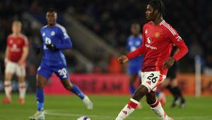 Bek Manchester United asal Inggris #26, Ayden Heaven, mengoper bola selama pertandingan Liga Primer Inggris antara Leicester City dan Manchester United di Stadion King Power di Leicester, Inggris bagian tengah, Senin dini hari WIB (17-3-2025). (Adrian Dennis/AFP)