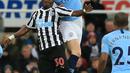 Gelandang Newcastle United, Christian Atsu bersaing dengan bek Manchester City, John Stones selama pertandingan Liga Premier Inggris di St James 'Park di Newcastle-upon-Tyne, Inggris pada 29 Januari 2019. Christian Atsu berhasil diselamatkan dari reruntuhan bangunan akibat Gempa Turki, sedangkan satu kiper dari klub Liga Turki dikonfirmasi meninggal dunia. (AFP/Lindsey Parnaby)