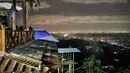 Bila ingin melihat semarak kembang api di malam tahun baru, sebaiknya kamu mengunjungi Bukit Bintang di Yogyakarta. Bukit Bintang merupakan salah satu titik yang cukup tinggi di Yogyakarta yang tidak pernah sepi pengunjung.  (4.bp.blogspot.com)