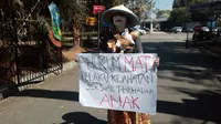 Hari Anak, Wanita Muda Tampil Bak Zombi di Depan Kantor Bupati Garut