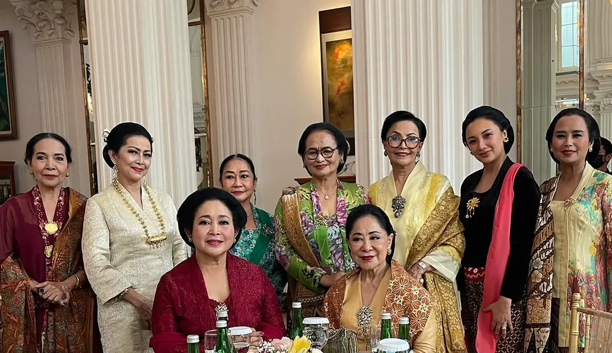 Hadiri pernikahan putri Ari Sigit, Tata Cahyani tampil ala perempuan Jawa dengan kebaya kutu baru. Ia padukan kebaya kutubaru hitam dengan kain Batik dan selendang bahu peach [@tatacahyani]