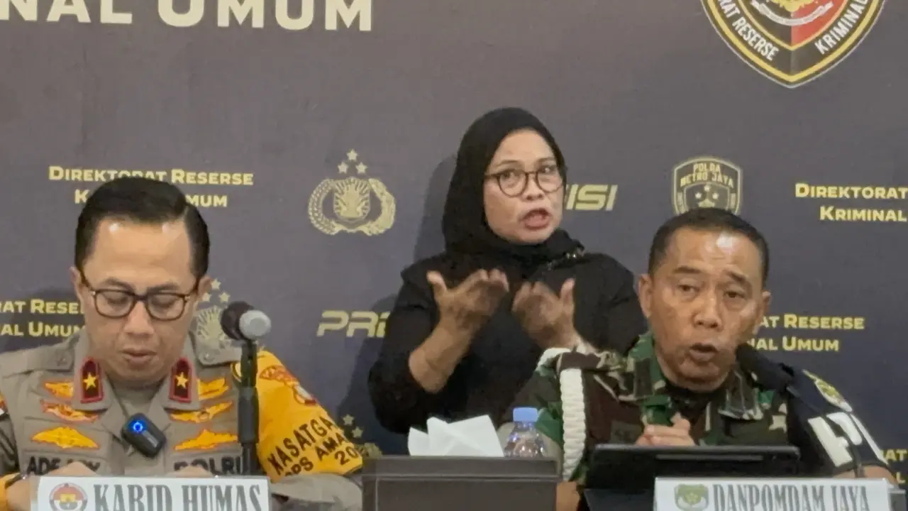 Kabid Humas Polda Metro Jaya, Brigjen Pol Ade Ary Syam Indradi dan Komandan Polisi Militer Kodam Jaya, Kolonel Cpm Donny Agus Priyanto di gedung Polda Metro Jaya.