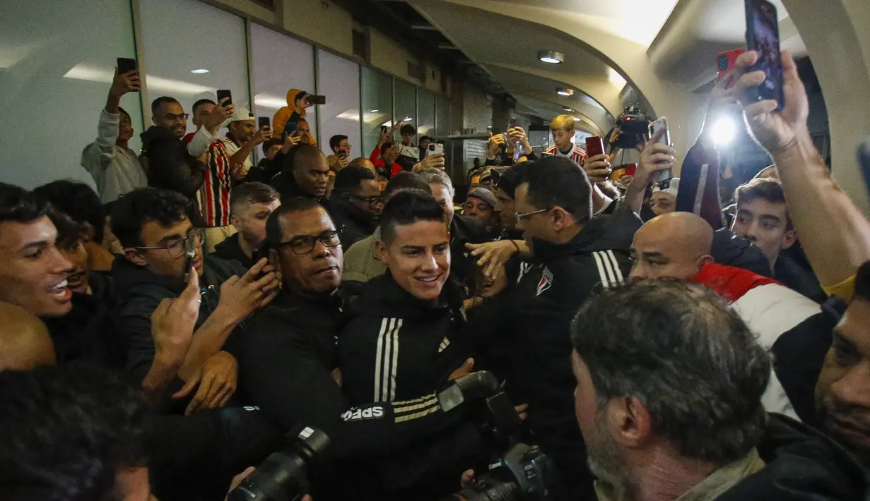 Sepanjang kariernya, James Rodriguez sudah pernah bermain untuk 10 klub berbeda.  (AFP/Miguel Schincariol)