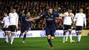 Striker Real Madrid, Karim Benzema, merayakan gol yang dicetaknya ke gawang Valencia pada laga La Liga Spanyol di Stadion Mestalla, Spanyol, Senin (4/1/2016). Kedua tim bermain imbang 2-2. (EPA/Biel Alino)