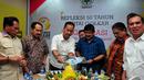 Agus Gumiwang Kartasasmita memotong nasi tumpeng. Ia mengaku siap menjadi ketua umum partai Golkar periode 2014-2019, Jakarta, Senin (3/11/2014) (Liputan6.com/Johan Tallo)