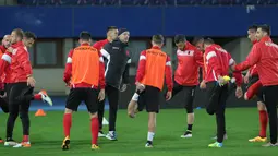 Para pemain Timnas Albania menjalani sesi latihan pemanasan di bawah arahan pelatih fisiknya. (Bola.com/Reza Khomaini)