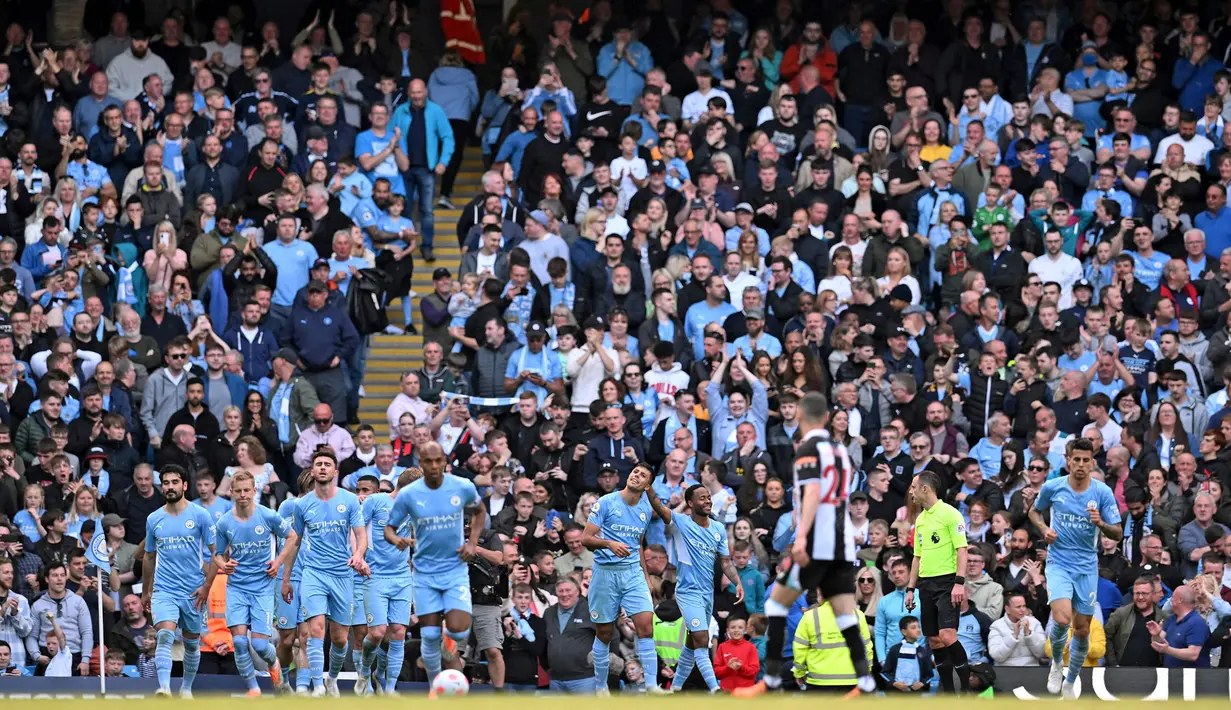 <p>Kemenangan 5-0 Manchester City tersebut berhasil menjauhkan jarak poin dari Liverpool yang ditahan imbang oleh Tottenham dengan skor 1-1. Kini, The Cityzens unggul tiga poin dari The Reds. (AFP/Paul Ellis)</p>