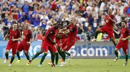 Pemain Portugal merayakan gol yang dicetak Eder ke gawang Prancis pada laga final Piala Eropa 2016 di Stade de France, Saint-Denis, Senin (11/7/2016) dini hari WIB. (Reuters/Carl Recine)