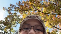 Meski jarang tersorot, gaya hijab Khadeeja Aisha membuktikan bahwa ia mampu tampil dewasa tanpa kehilangan kepribadiannya. Penampilan ini menjadi inspirasi banyak remaja yang ingin tampil sederhana namun tetap elegan. Kehadirannya kerap menjadi pusat perhatian, terutama saat menemani ayahnya dalam berbagai kesempatan. (Liputan6.com/IG/@khadeejaisha)