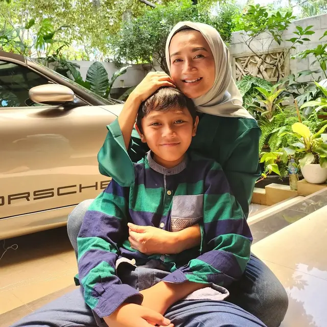 6 Potret Nini Carlina dan Buah Hati, Sabar Rawat Anaknya yang Berkebutuhan Khusus