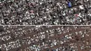 Kombinasi gambar yang dirilis oleh Maxar Technologies ini menunjukkan pemandangan sebelum dan sesudah banjir yang membanjiri rumah dan lingkungan sekitar, utara Porto Alegre, Brasil, pada 7 Mei 2024. (Satellite image ©2024 Maxar Technologies via AP)