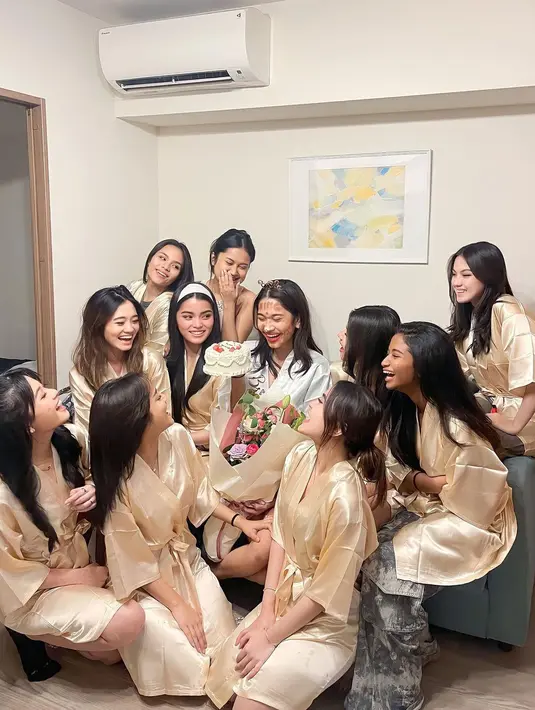 Nama Azizah Salsha menjadi perbincangan hangat setelah resmi menikah dengan Pratama Arhan. Putri Andre Rosadiane itu menikah dengan  salah satu pemain timnas Indonesia di Masjid Indonesia, Tokyo, Jepang. [Instagram/fuji_an]