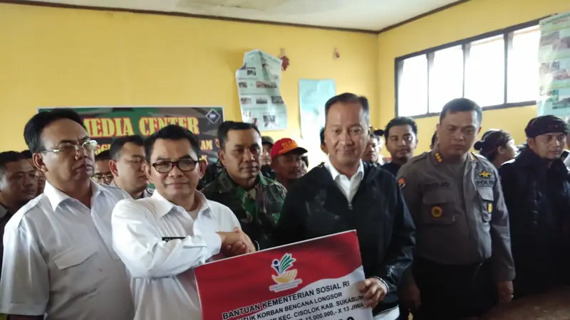 Mensos Santuni Ahli Waris Korban Longsor Sukabumi Rp 195 Juta (Liputan6.com/Ady Anugrahadi)