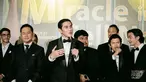 Merupakan salah satu film yang dinantikan, tak heran jika film Miracle In Cell No. 7 berhasil memikat hati penonton bahkan tembus 1 juta lebih penonton dalam waktu 4 hari. Menguras air mati dan mengundang gelak tawa, film yang dibintangi oleh sederet artis senior hingga artis cilik Graciella Abigail ini cocok ditonton bersama keluarga. (Liputan6.com/IG/@vinogbastian__)