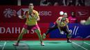 <p>Pemain ganda putri Indonesia, Ribka Sugiarto (kanan) yang berpasangan dengan Lanny Tria Mayasari melepaskan smes saat menghadapi pasangan Belanda, Debora Jille/Cheryl Seinen pada babak perempatfinal Daihatsu Indonesia Masters 2024 di Istora Senayan, Jakarta, Jumat (26/1/2024). Lanny/Ribka menang dua game langsung dengan skor 21-10, 21-16. (Bola.com/Bagaskara Lazuardi)</p>