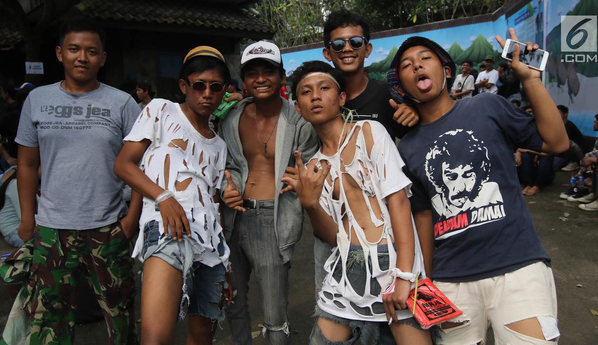 Foto Ratusan Oi Padati Seri Konser Situs Budaya Iwan Fals