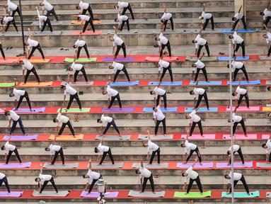 Personel Pasukan Keamanan Perbatasan (BSF) mengambil bagian dalam sesi yoga pada Hari Yoga Internasional di pos perbatasan India-Pakistan sekitar 35 Km dari Amritsar, India, Rabu (21/6/2023). (Narinder NANU/AFP)