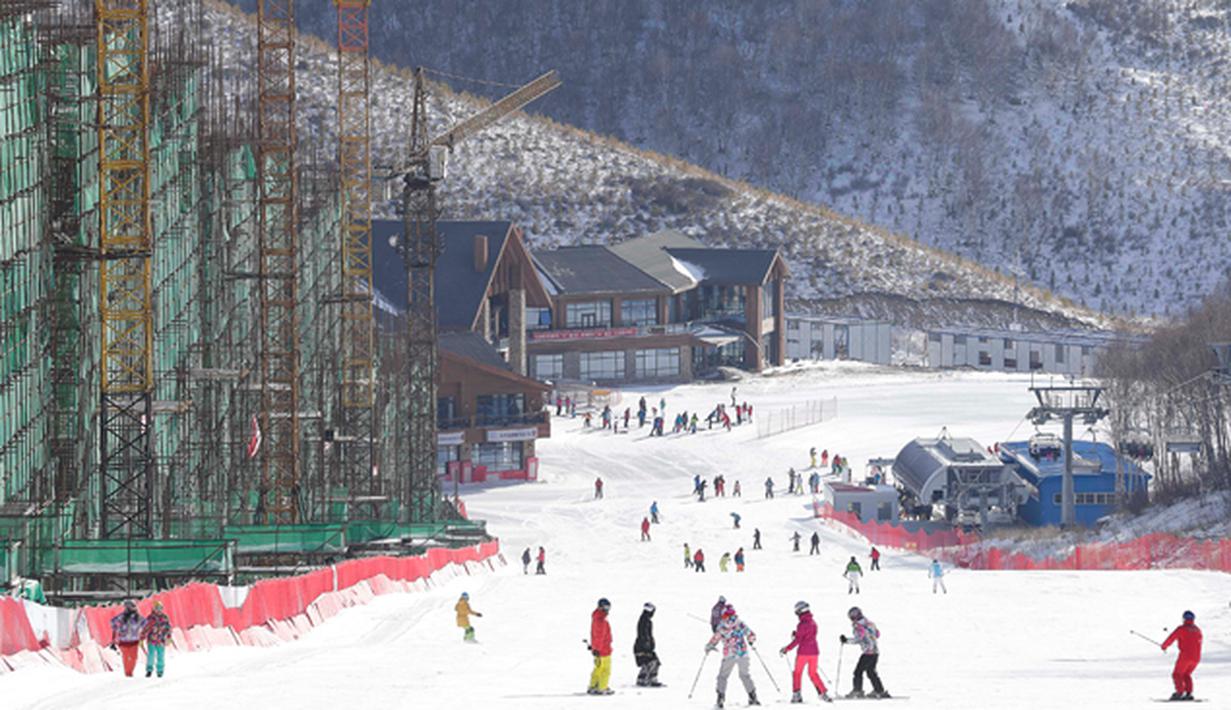 Warga berolahraga ski pada venue yang dipersiapkan sebagai tempat berlangsungnya Olimpiade Musim Dingin 2022 di kawasan Zhangjiakou, Tiongkok, Sabtu (17/1/2015). Zhangjiakou merupakan kota yang berjarak sekitar 140 km dari Beijing. (EPA/Rolex Dela Pena)
